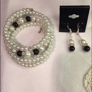 🌷FINAL PRICE🌷W/B GLASS PEARLS BRACELET/EARRINGS